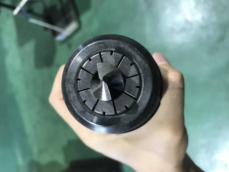 片側の研磨が終わったところの画像です。