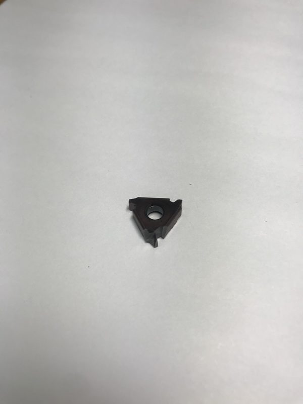 背中を削った台形2条おねじ製作ようのチップの画像です。