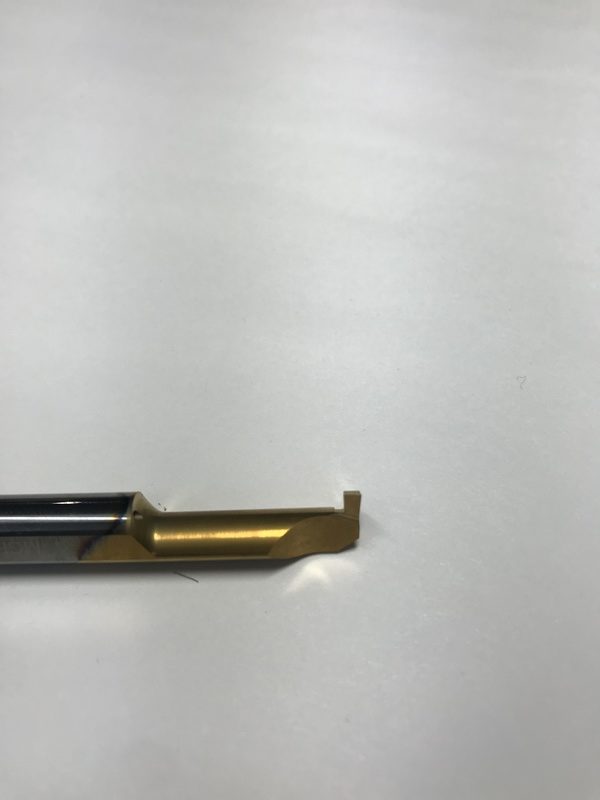 成型前の溝入れバイトの画像です。