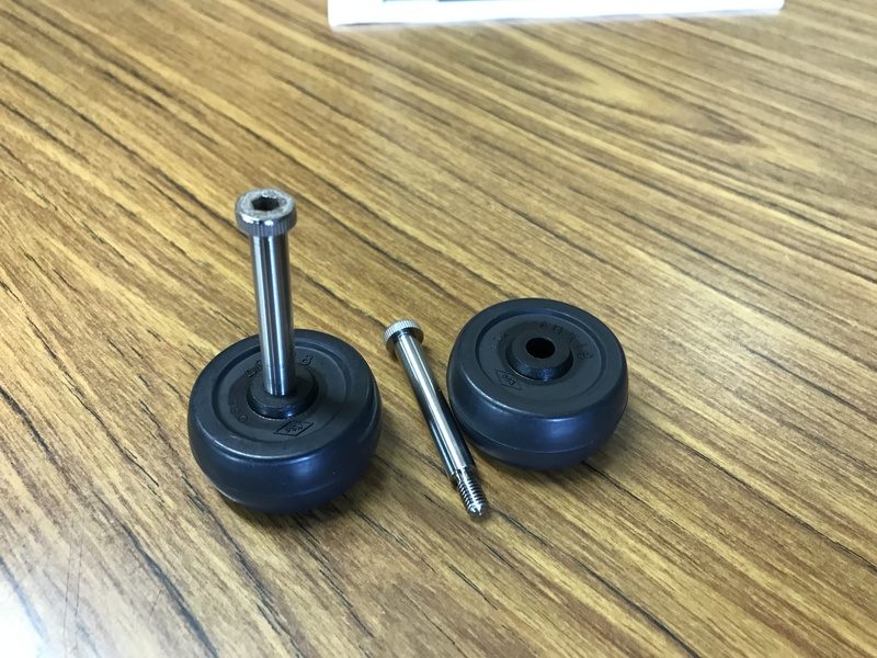 購入した軸がタイヤの穴より大きいので、はまらないところの画像