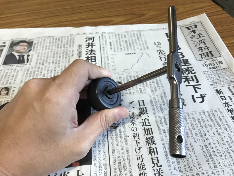 タイヤの穴をリーマーで広げる様子の写真