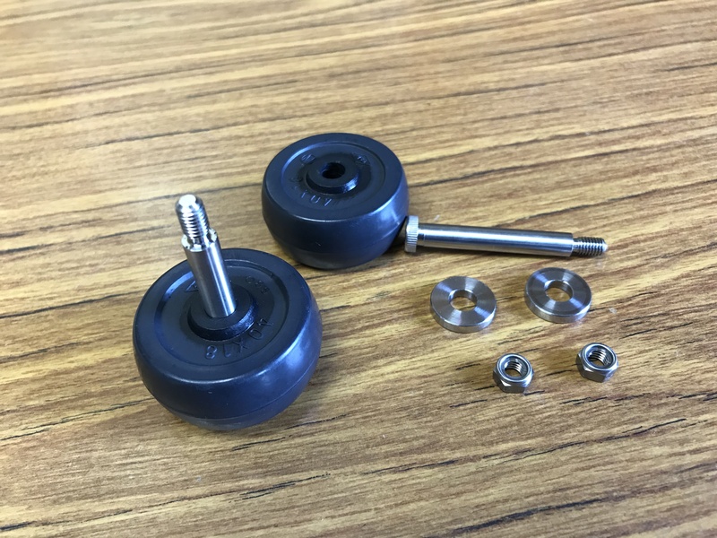 タイヤの穴にリーマーボルトが通るようになったのと、その他の部品の写真です